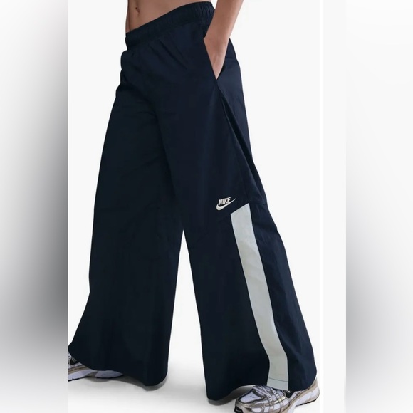 Nike women’s Navy  Blue Windrunner oversize  Jacket & pants set - Picture 2 of 6